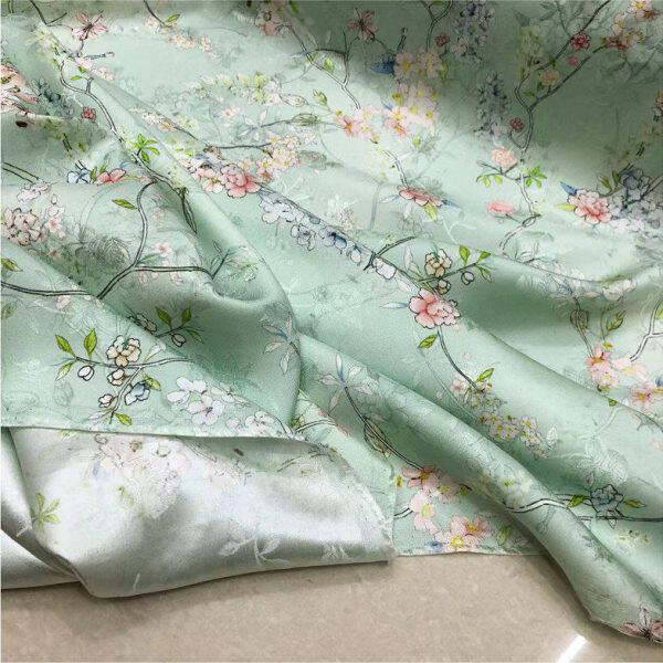 19姆米苏州鸿成提花真丝缎布料喷绘印花浅绿底花朵100%桑蚕丝面料