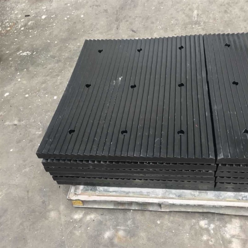 橡胶实心减噪板停车场上下坡减y速减震板车库缓冲带汽车车轮防滑