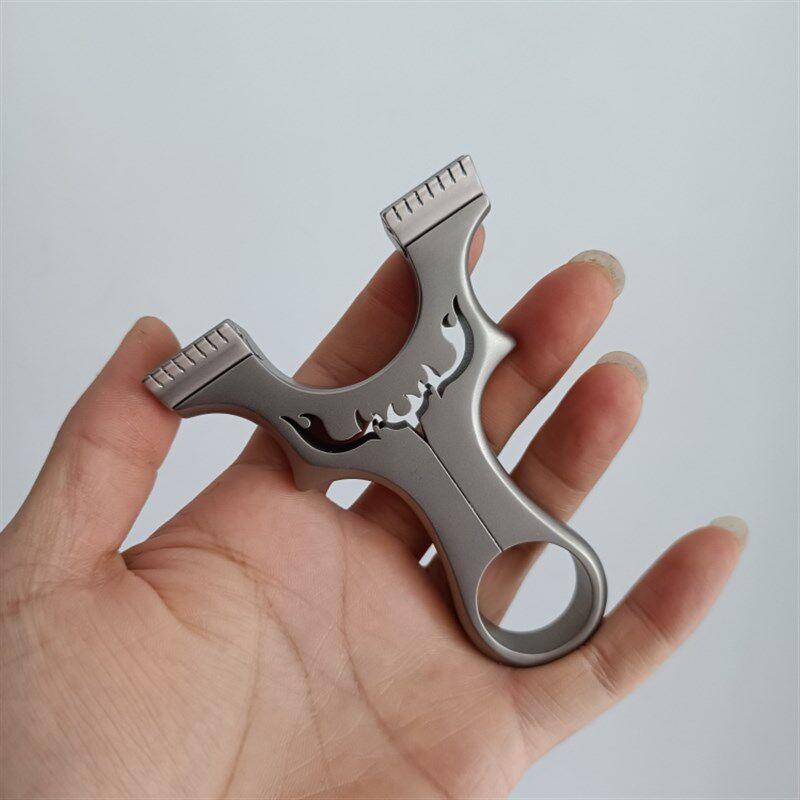 钛合金小火牛扁皮弹弓小巧一体成型夹片户外直板夹片弹弓精准