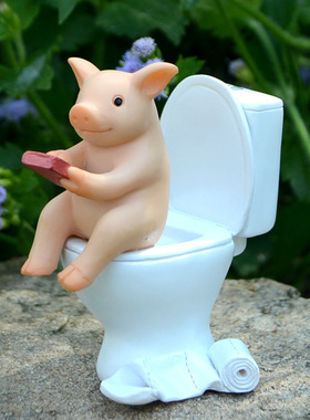 可爱马桶小猪摆件看书玩手机卡通公仔桌面装饰汽车载男女生日礼物