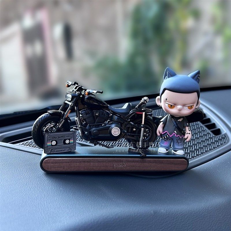 正版泡泡玛特摩托车模型摆件创意车载中控台装饰品可爱卡通停车牌