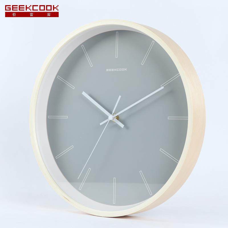 现代简约北欧挂钟：时空云影金属黑色白色原木框静音家用时钟