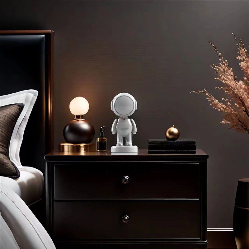 小咪人在传感器支架 太空人 隐藏支架 电视柜床头柜书柜摆件