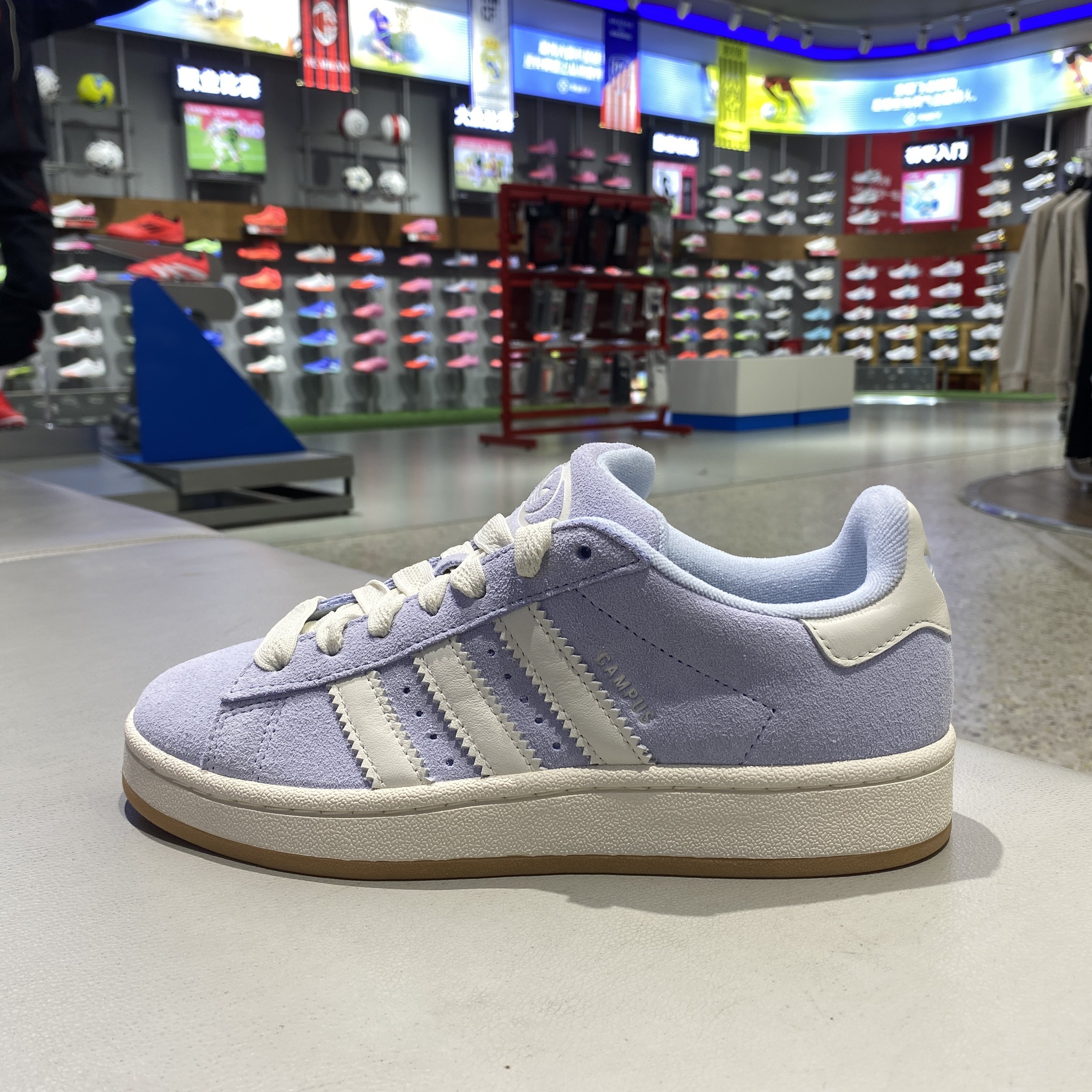 阿迪达斯三叶草女款透气板鞋