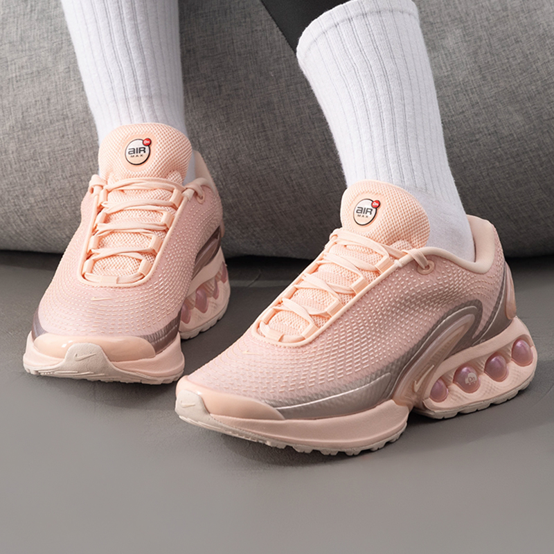 耐克NIKE女款简约透气减震运动鞋