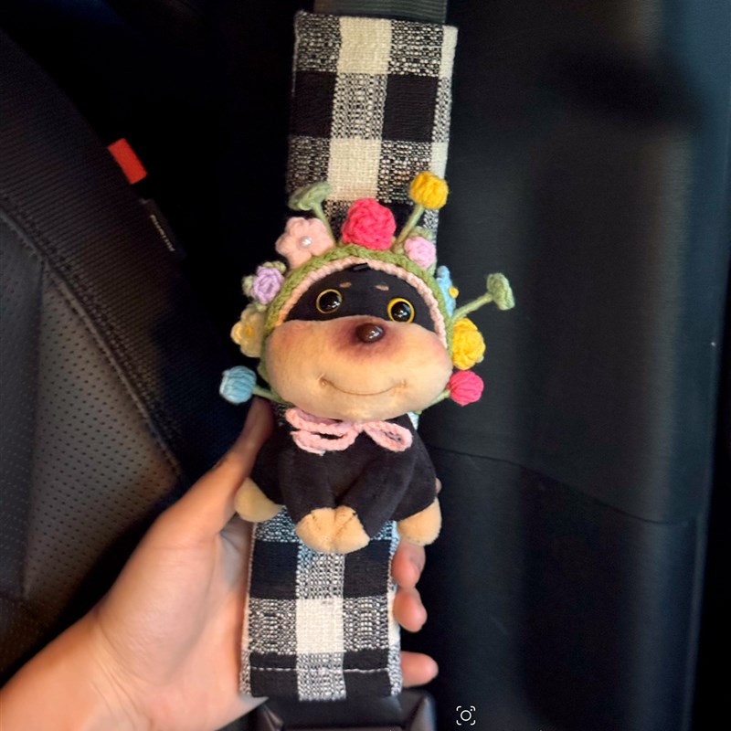 簪花蜜蜂狗毛绒玩偶汽车安全带护肩套车载好物公仔可爱新车礼物