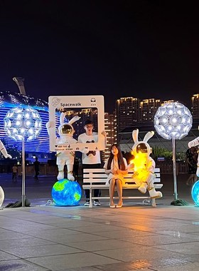 户外卡通太空兔子雕n塑发光宇航员大摆件玻璃钢航天火箭打卡装饰