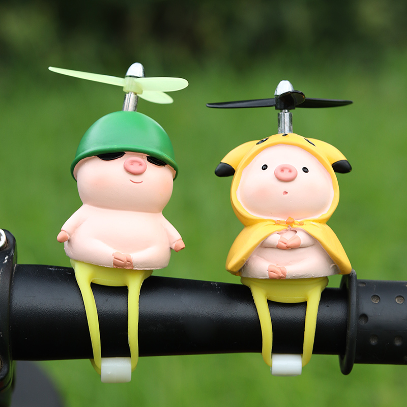 小猪电动自行车摆件可爱竹蜻蜓摩托车装饰公仔车载电瓶车网红饰品