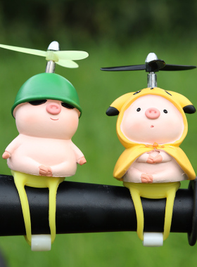 小猪电动自行车摆件可爱竹蜻蜓摩托车装饰公仔车载电瓶车网红饰品