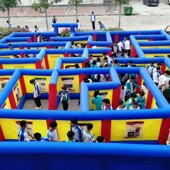 大型户外充气迷宫城堡鬼屋蜂巢儿童攀岩墙闯关乐园移动游乐场设备