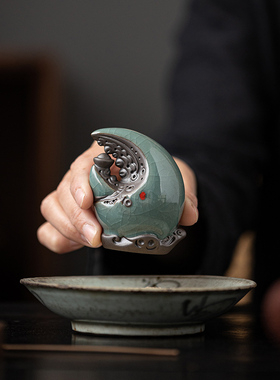 陶瓷小貔貅茶宠摆件哥窑手工把玩钳子元宝可养茶玩创意茶台装饰品