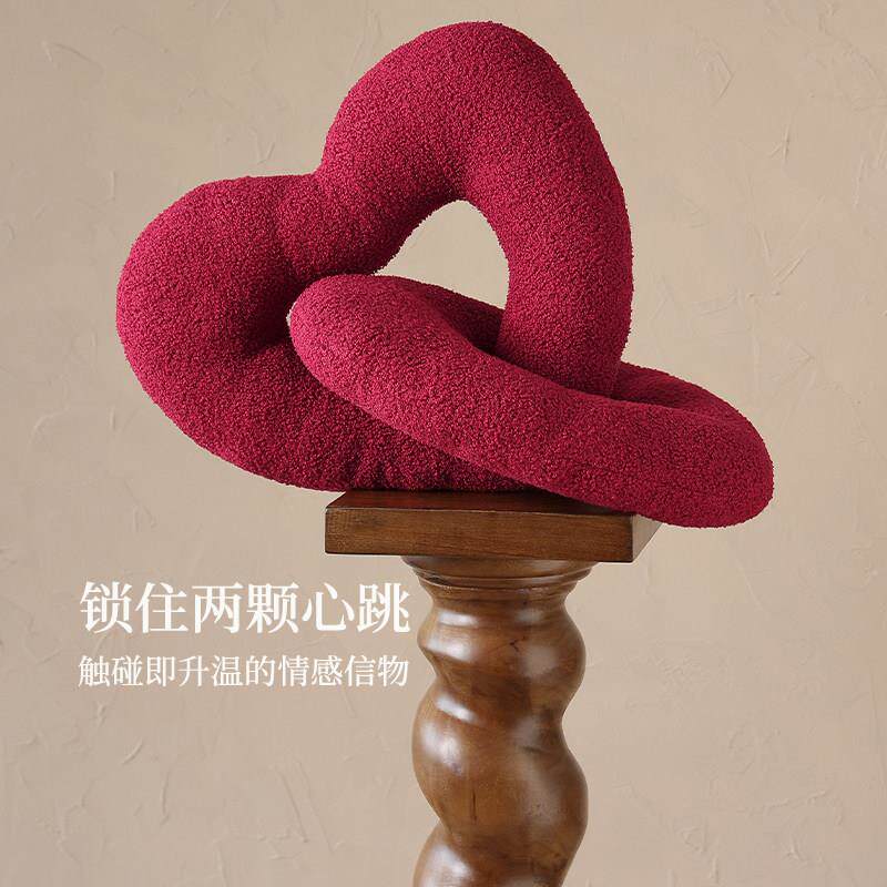爱心抱枕靠枕靠垫客厅沙发飘窗轻奢高级感结婚婚庆床上卧室装饰品