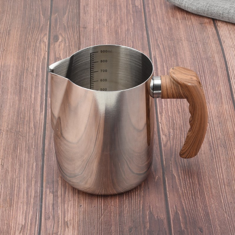 304不锈钢拉花杯奶缸带刻度加厚电磁炉可加热大容量.仿木柄奶缸