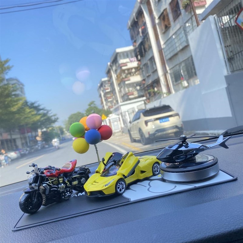 新款车内饰品摆件高级感机车模型装饰旋转太N阳能飞机车载香薰摆