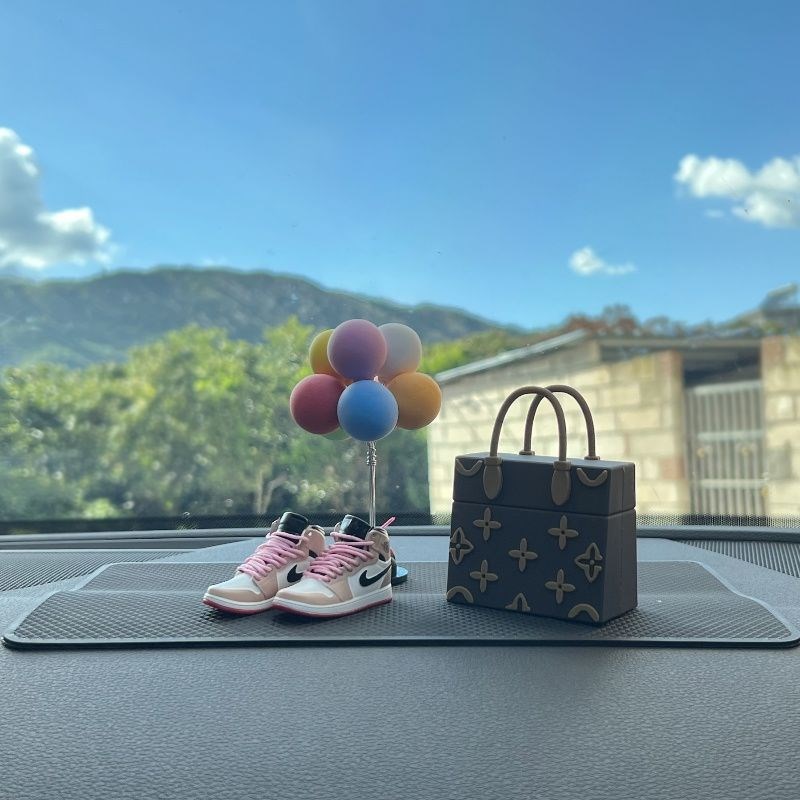 2022汽车中控k专用车载车内饰品摆件创意男女网红创意公仔车上装