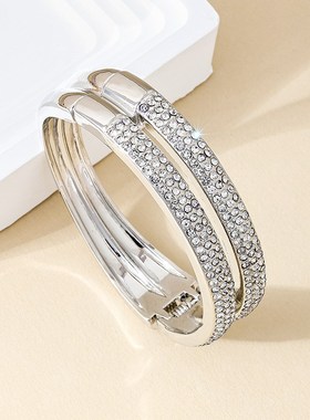 1只时尚极简主义气质百搭金属闪钻双层设计感弹簧扣素圈女士手镯