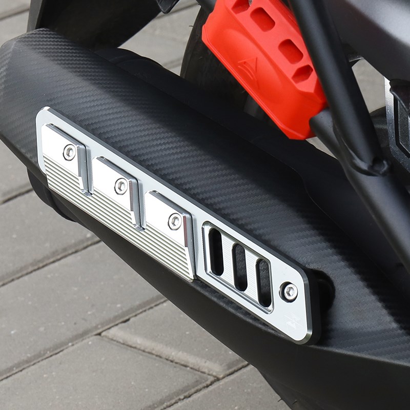 适用铃木UY125排气管罩改装配件优友UU防烫板小海豚烟筒护盖钢板