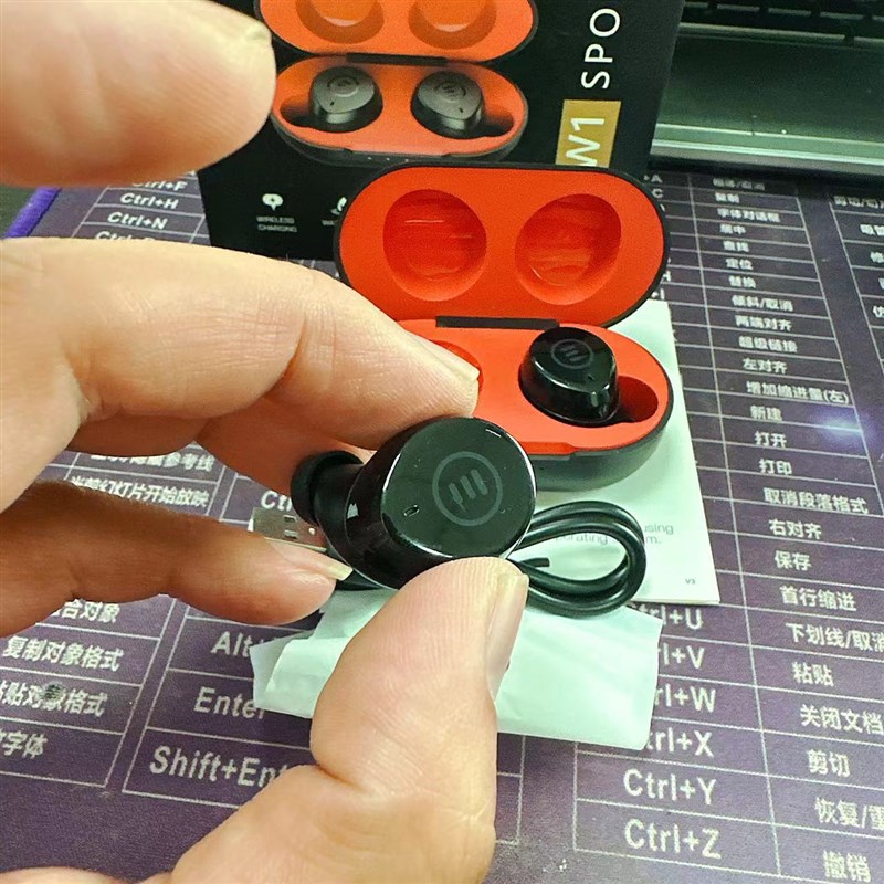 跨境外贸真无线蓝牙耳机 三频均衡高音突出浓浓圈铁味高通QCC芯片