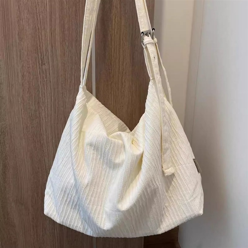 大学生上课斜挎帆布l包2025韩系休闲大容量单肩包肌理感轻便通勤