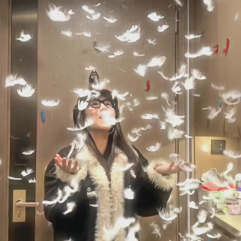 跨年羽毛筒氛围感手持礼花筒手拧生日求婚拍M照道具创意新年小礼