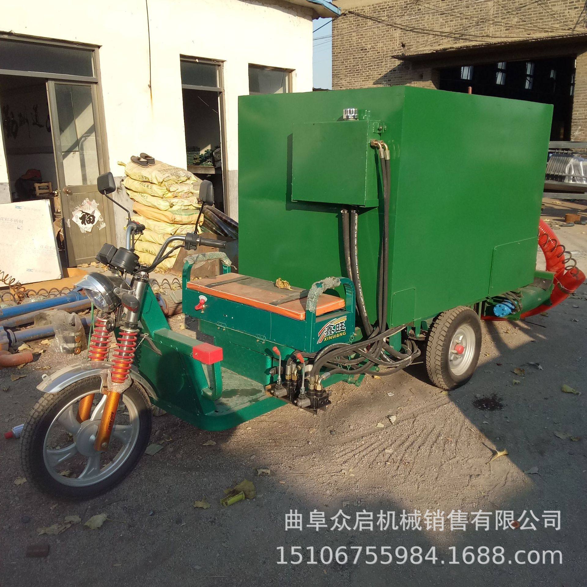 养殖场喂料车 猪厂撒料车畜牧场牛羊投食车 饲料电动上料车