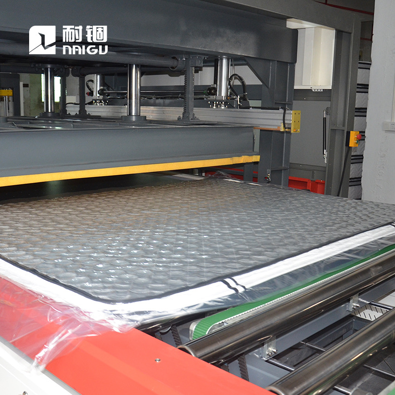 耐锢定制全自动床垫包装设备海绵弹簧床垫压缩卷包旋转对折生产线