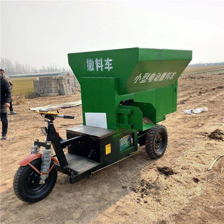 厂家直销电动车自动喂料车牛羊青贮饲料上料机电动撒料车图片