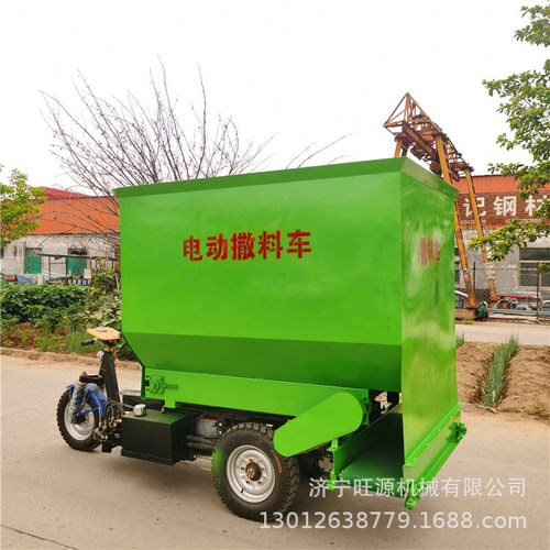 饲养牛羊撒料车 电动三轮撒料车 柴油双侧喂料车