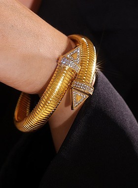 跨境鹅喉开口手链钛钢镀个性三角带钻手镯百搭弹簧镀18k金镯子女