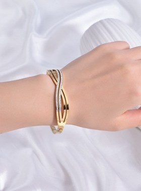 跨境新款不锈钢手镯厂家欧美时尚弹簧卡扣开口不掉色镀金手环