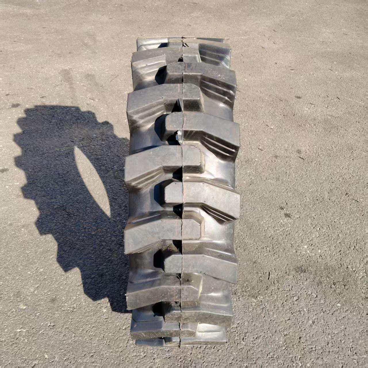 厂家直供10.00R16装载机半实心工程轮胎 小铲车20.5/70-16半钢 pf