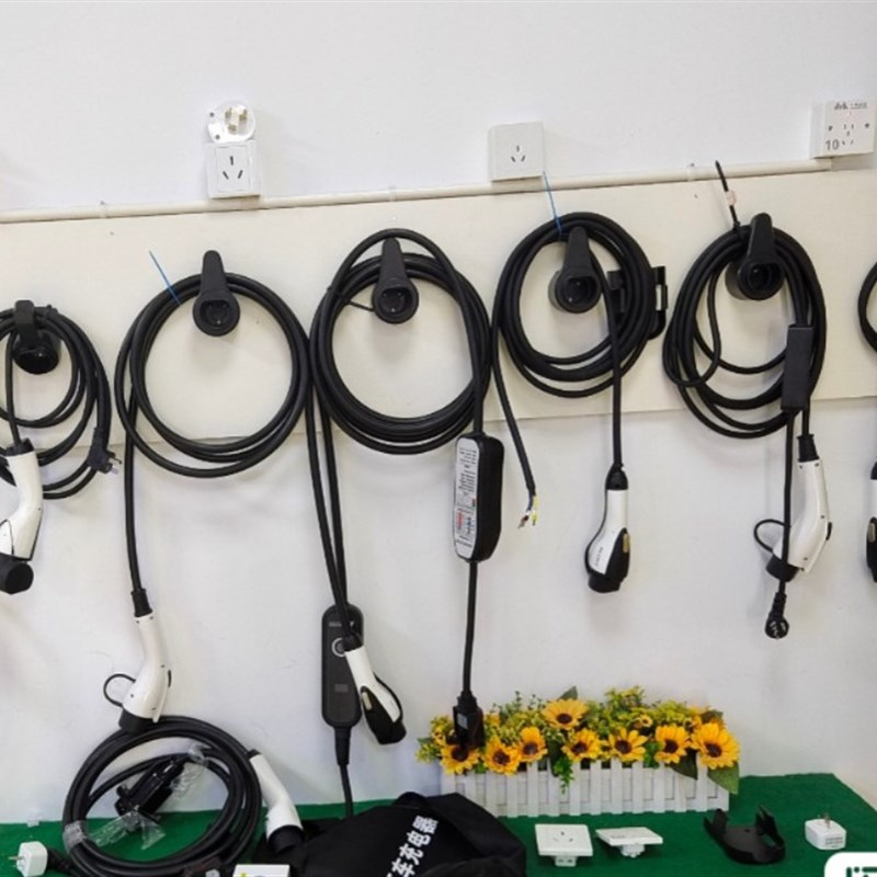 新能源电动汽车充电器枪比亚迪北汽通家用便携式随车充电桩免接地