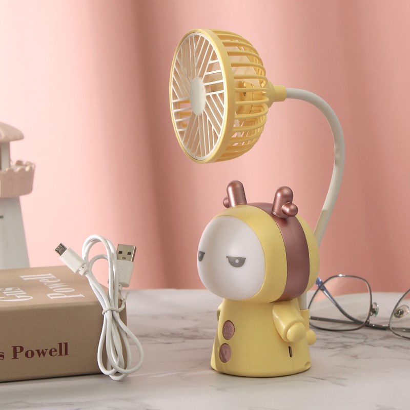 小风扇带夜灯新款可爱娃娃软萌公仔风扇桌面台扇学生宿舍办公室用