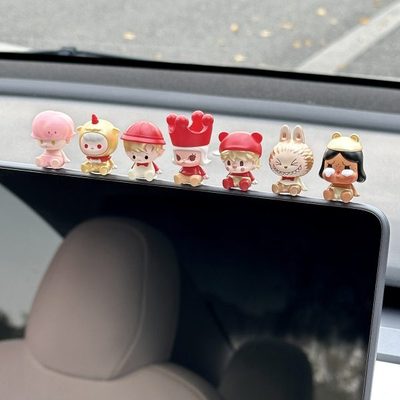 泡泡玛特萌粒坐姿哭娃sp车载车内饰品汽车摆件中控台显示屏幕装饰