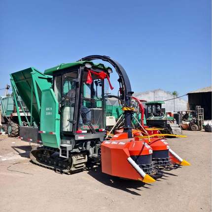 履带式圆盘青储机玉米牧草收割粉碎机自走式稻草收获机