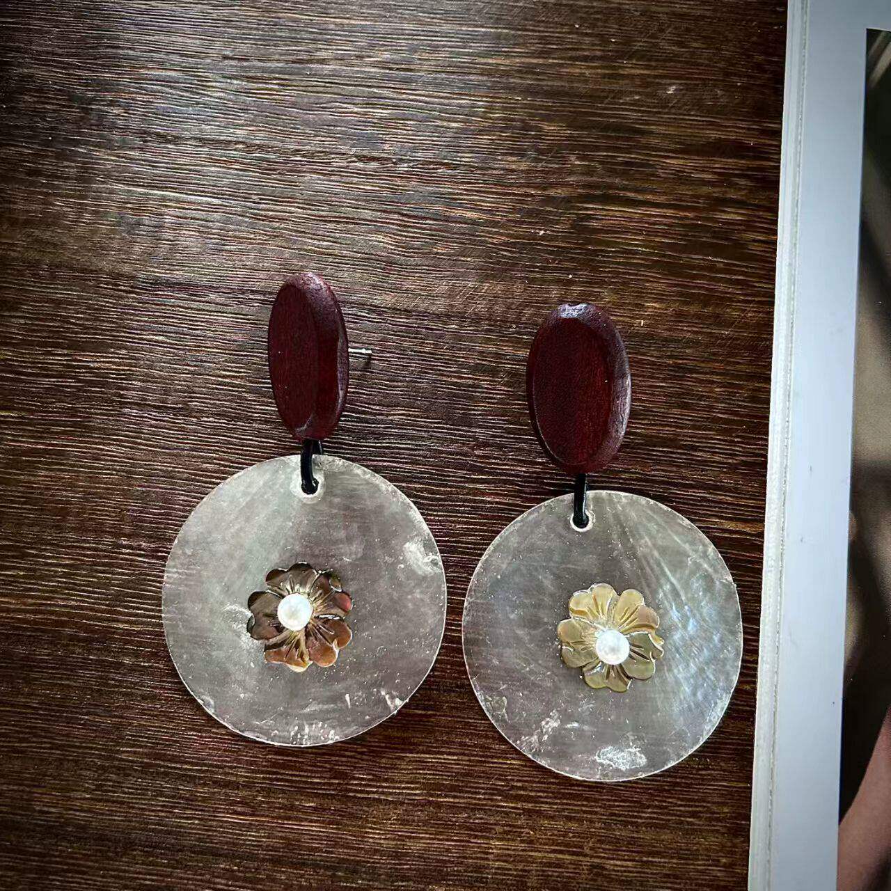 S925纯银圆片贝壳雕花珍珠耳环2026新款爆款轻奢耳钉小众气质耳饰