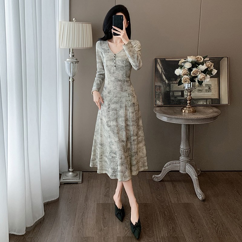 法式V领长袖连衣裙女秋冬季高级感收腰显瘦气质内搭打底针织长裙
