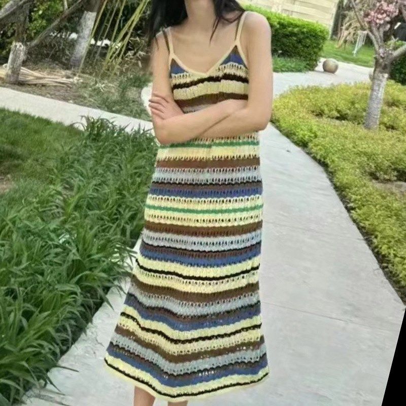 2024法式镂空彩色条纹针织吊带连衣裙女夏季海边度假风气质长裙子图片
