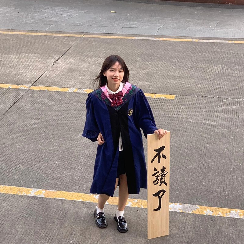 不读了鲁迅仿木板kt板毕业拍照道具摆拍不学了T大学毕业照还要读