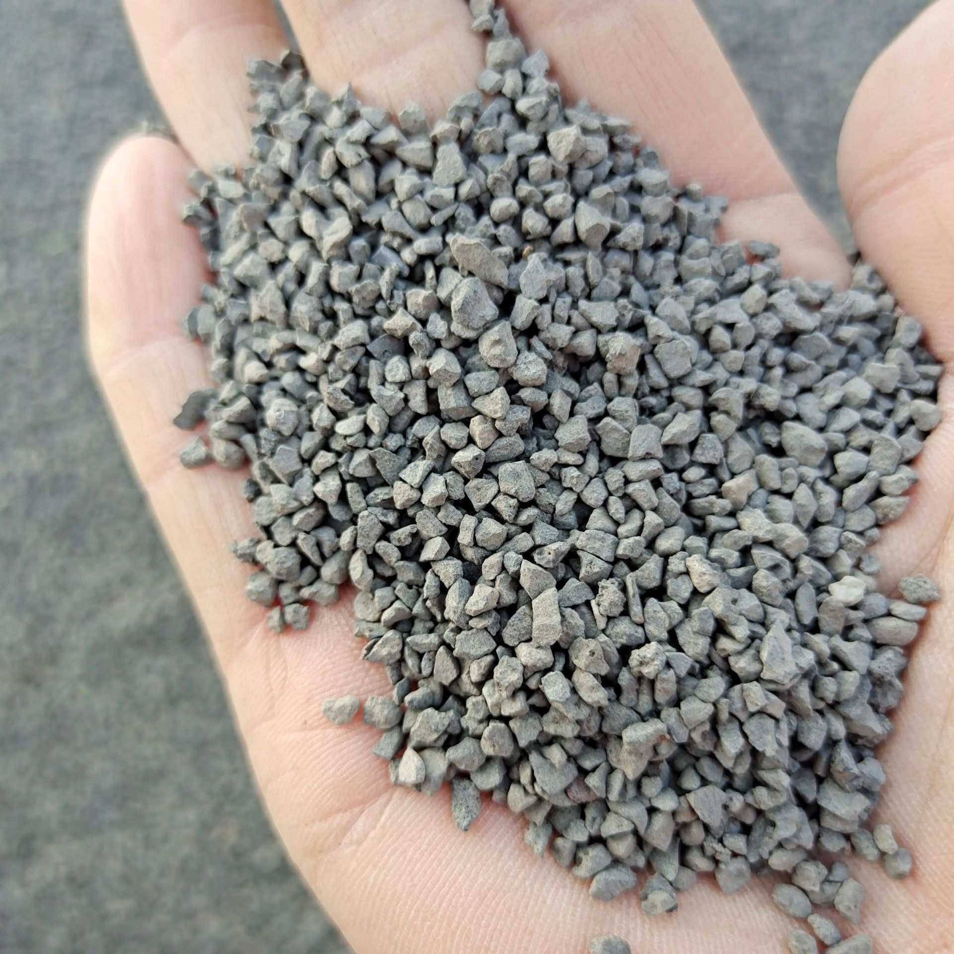 厂家供应金刚砂亮黑砂 耐磨地坪骨料 抛光喷砂机用黑色石英砂黑砂