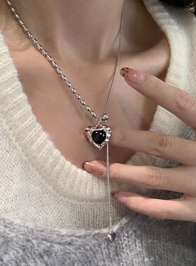 长款黑色爱心吊坠项链女秋冬轻奢小众复古配饰高级感可抽拉毛衣链