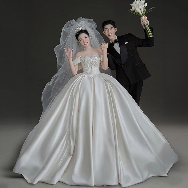 影楼主题服装新款情侣写真韩式室内拍照摄影礼服缎面拖尾抹胸婚纱