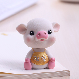 幸运小猪猪汽车内饰品摆件2023新款 饰 车载摇头公仔可爱办公桌面装