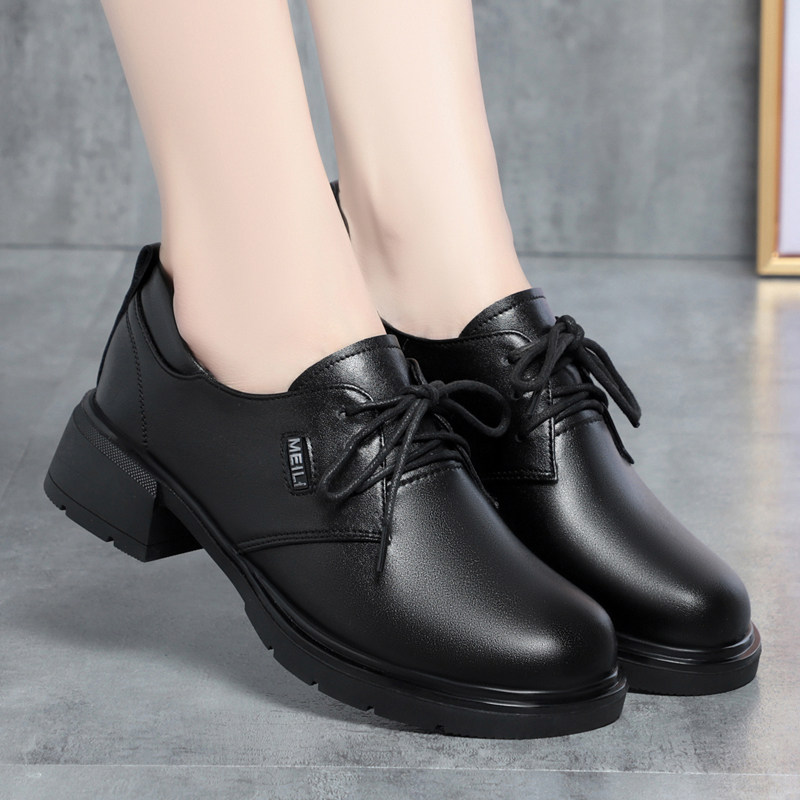 春秋新款小皮鞋女低跟软底真皮妈妈鞋百搭黑色单鞋工作鞋子大码鞋