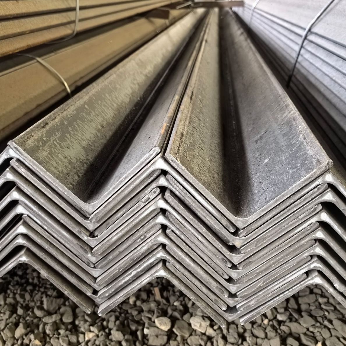 S275JR角铁 Q235 S355JR电力工程广告牌支架黑料结构框架镀锌角钢