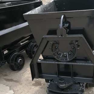 矿山设备梭式矿车曲轨侧卸式斗式矿车辆底卸式矿车设备翻斗式矿车