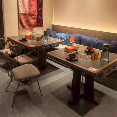 宴来湘中餐桌电磁炉一体商用网红餐馆桌椅卡座山野风火锅桌椅组合