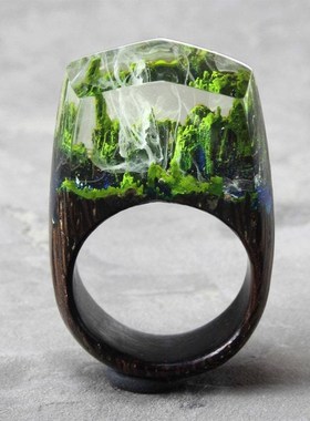森林环 - 木质树脂环。戒指内的秘密世界。女士木戒指。树脂饰品