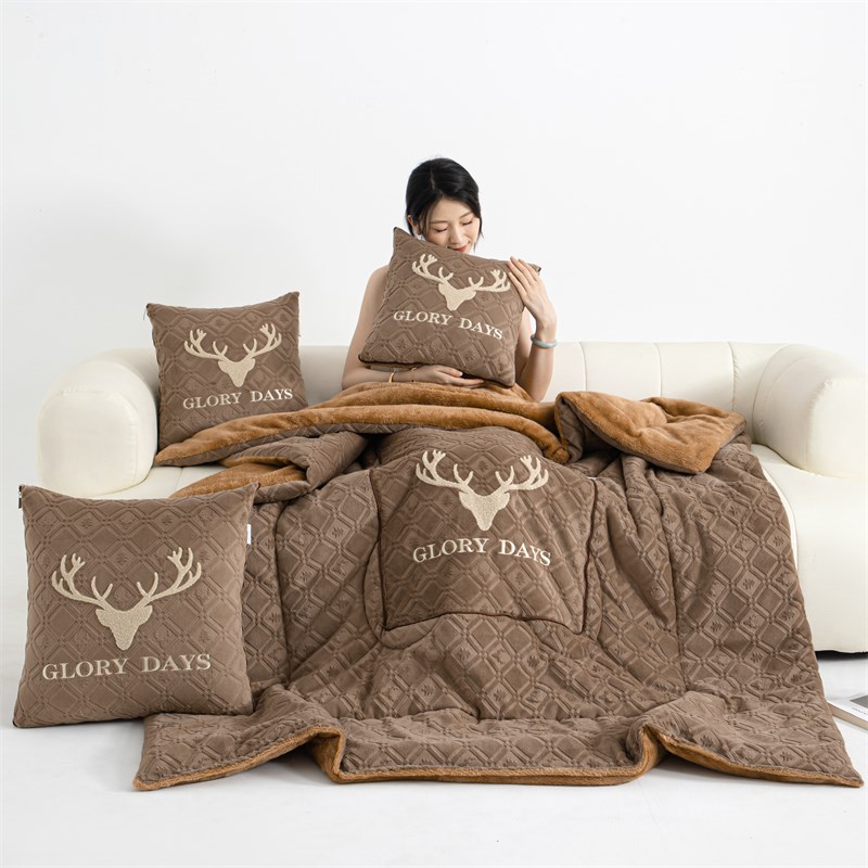 冬季雕花牛c奶绒抱枕被子两用加厚多功能二合一折叠车载沙发午睡