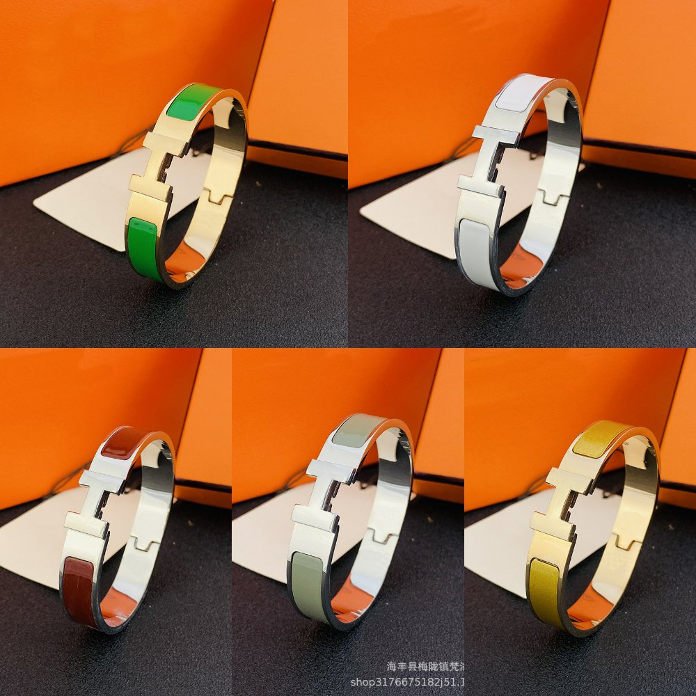 钛钢V金镀咪金珐琅彩字母手镯